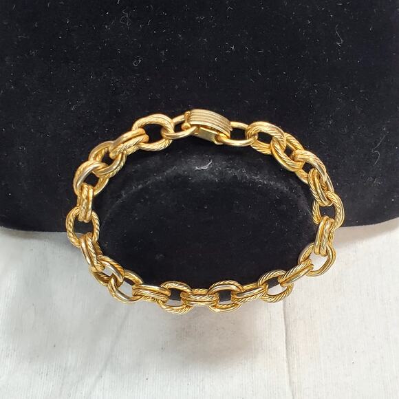 Link Chain Bracelet Gold Tone 3.5" Unsigned Minimalist - Picture 1 of 4